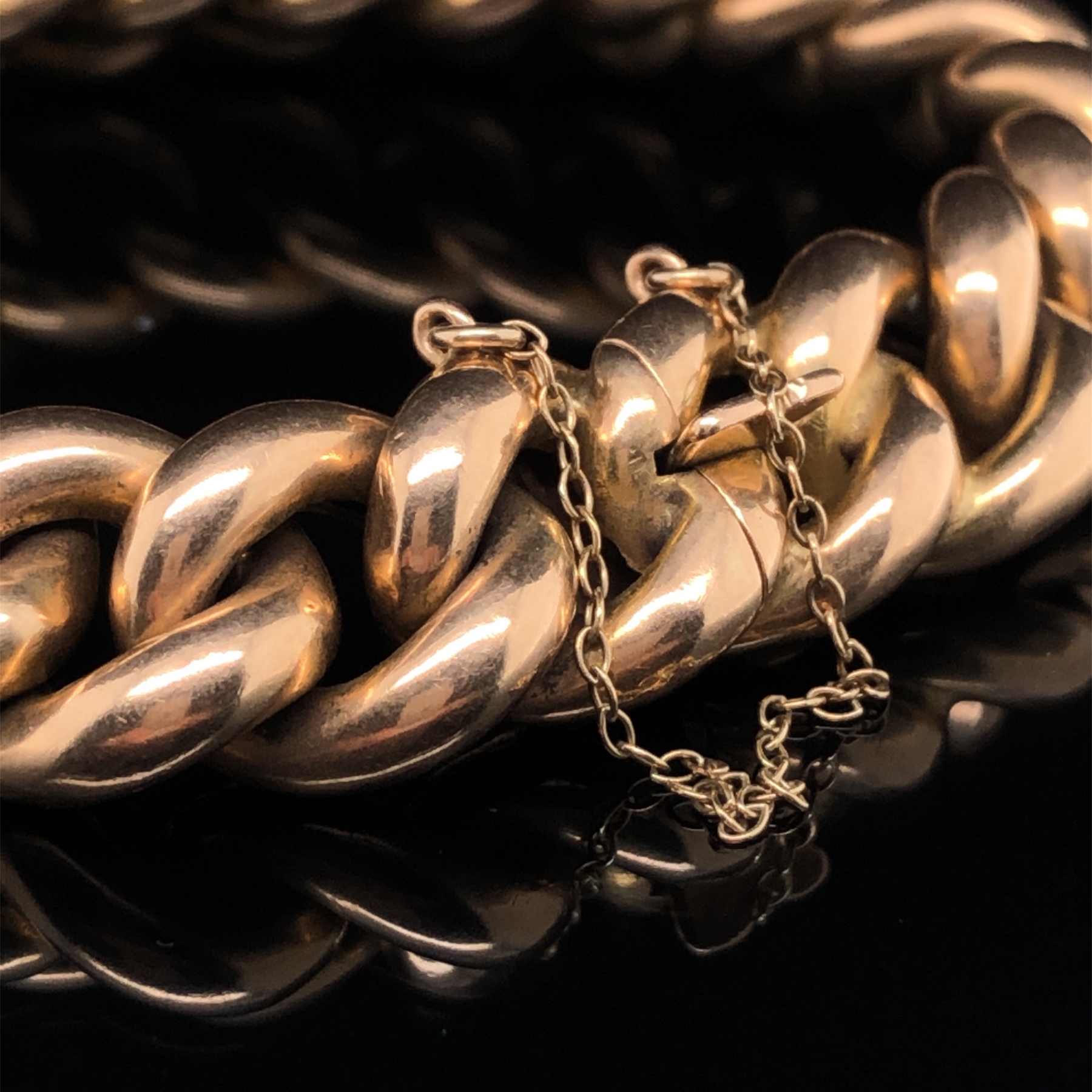 AN EDWARDIAN 15ct GOLD CURB BRACELET, COMPLETE WITH INTEGRAL CLASP AND SAFETY CHAIN. LENGTH APPROX - Image 4 of 5