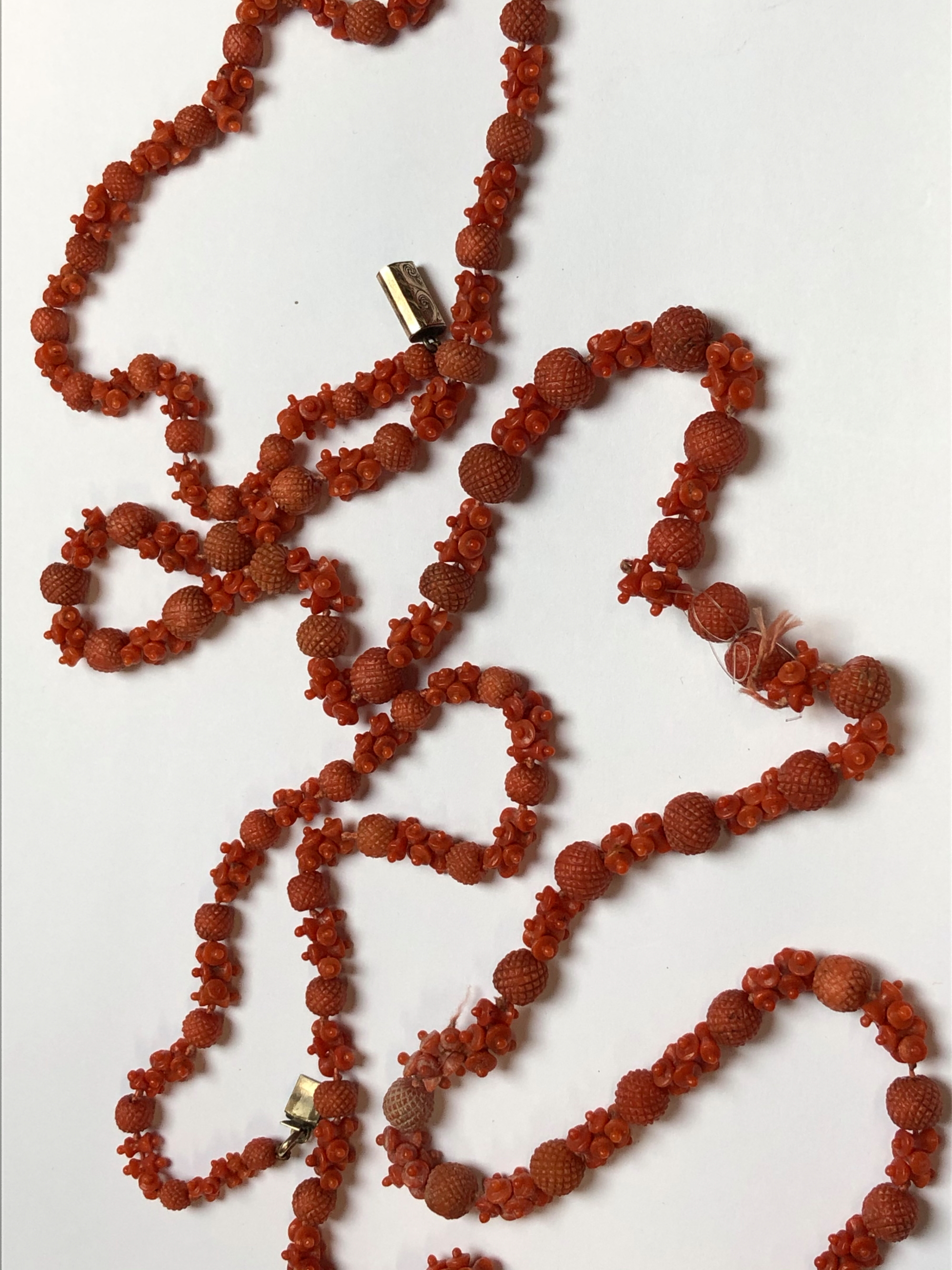 AN ANTIQUE CARVED RED CORAL ROPE OF BEADS AND SPACERS, COMPLETE WITH AN ENGRAVED BOX CLASP. APPROX - Image 13 of 31