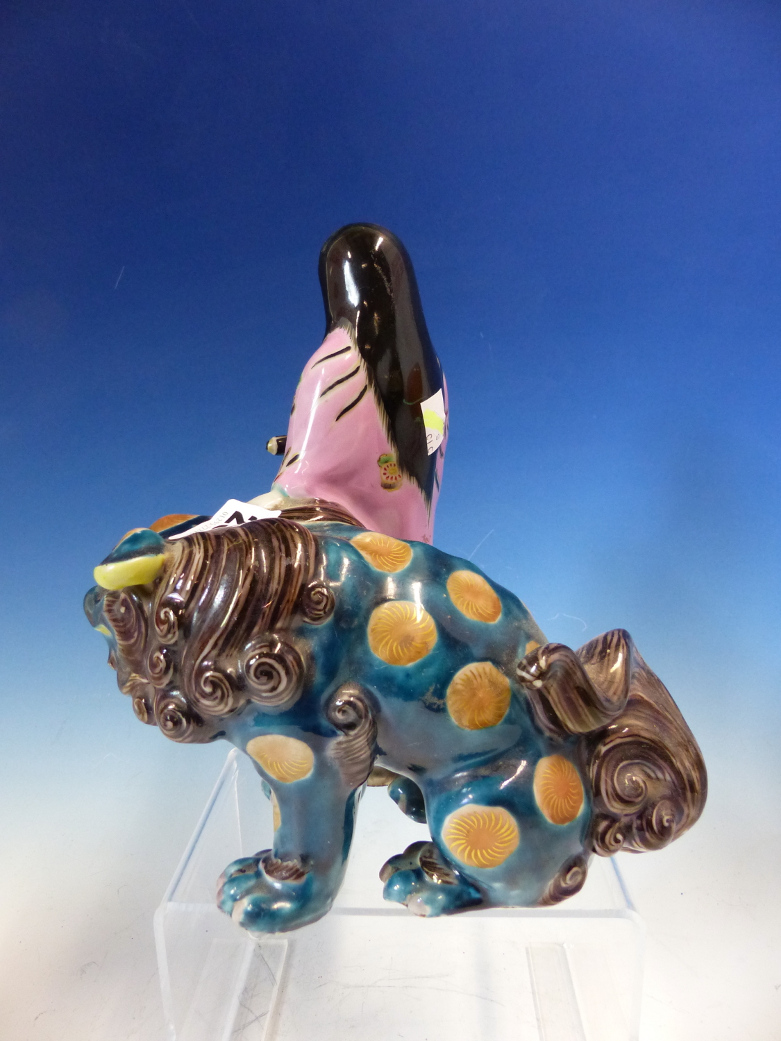 A JAPANESE PORCELAIN FIGURE OF KWANNON STANDING HOLDING A SCROLL, HER PINK ROBE CONTRASTING WITH THE - Image 4 of 5