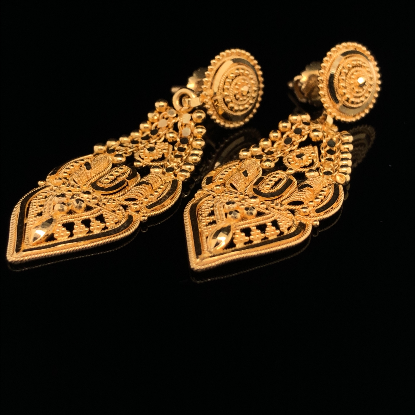 AN ARABIC 22ct FINE GOLD SUITE OF JEWELLERY COMPRISING OF A NECKLET, A PAIR OF SCREW BACK DROP - Image 2 of 13