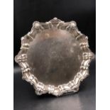 AN EDWARDIAN HALLMARKED SILVER THREE FOOTED SALVER, DATED 1906 LONDON FOR CHARLES BOYTON & SON