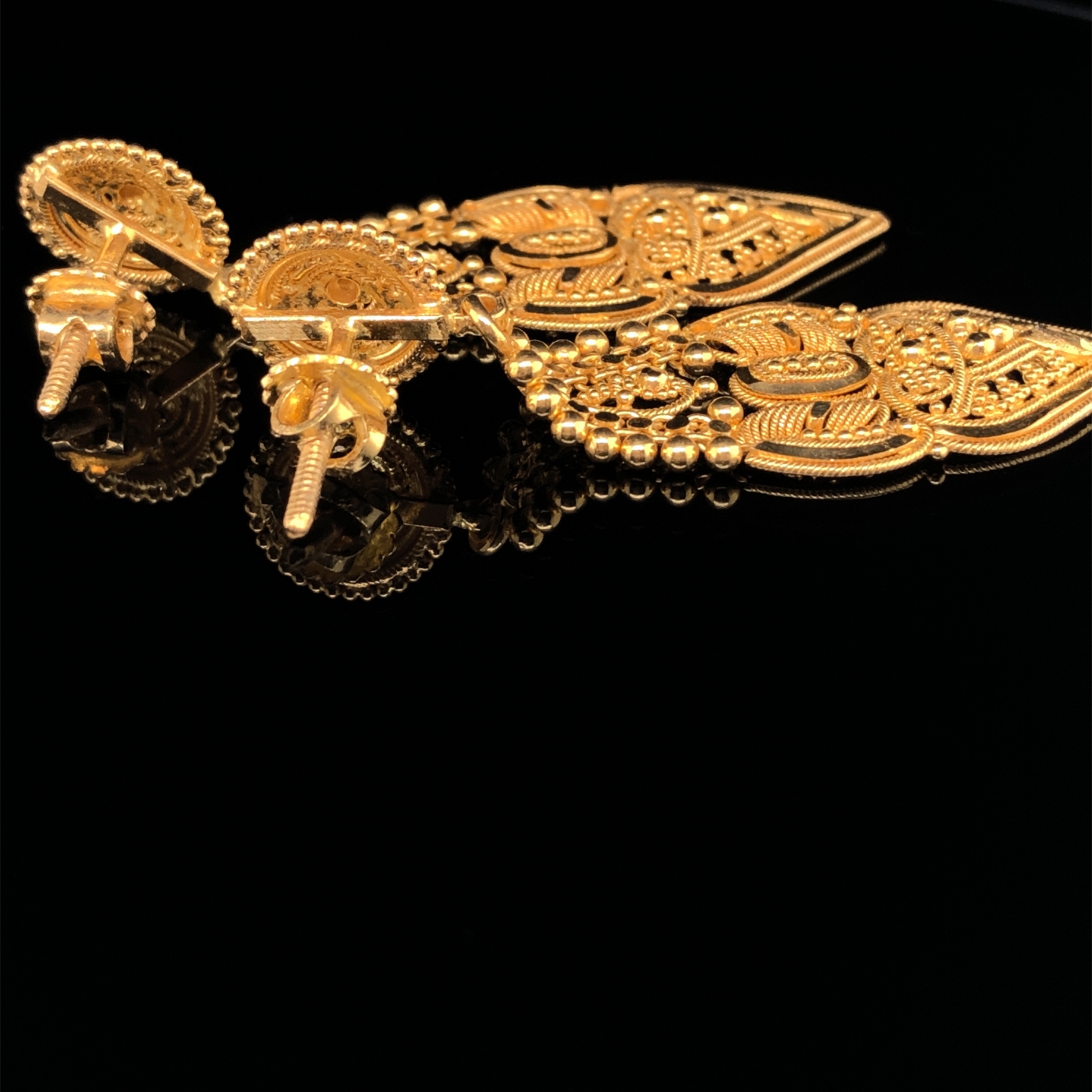 AN ARABIC 22ct FINE GOLD SUITE OF JEWELLERY COMPRISING OF A NECKLET, A PAIR OF SCREW BACK DROP - Image 3 of 13