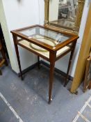 AN EDWARDIAN GLAZED MAHOGANY DISPLAY TABLE, THE RECTANGULAR LID LINE INLAID AND SATIN WOOD CROSS