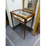 AN EDWARDIAN GLAZED MAHOGANY DISPLAY TABLE, THE RECTANGULAR LID LINE INLAID AND SATIN WOOD CROSS