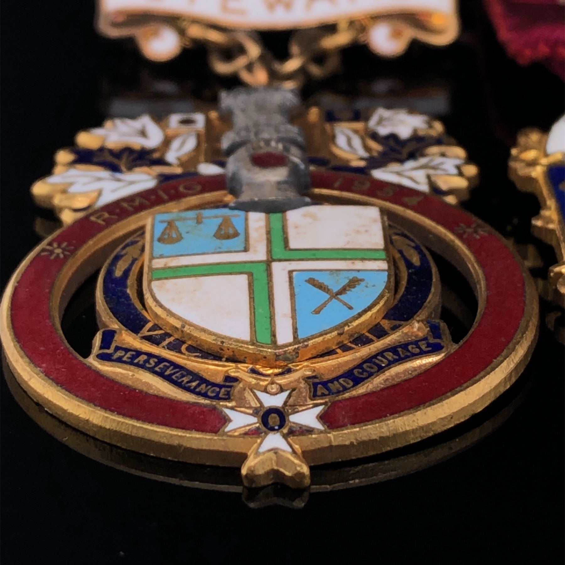A HALLMARKED 9ct GOLD AND ENAMEL MAYORS MEDALLION, ENGRAVED WITH ENAMEL BANNERS 1951-54, AND FLOREAT - Image 3 of 11