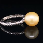 A 9ct WHITE GOLD PEARL DRESS RING, FINGER SIZE N, WEIGHT 3.8grms.