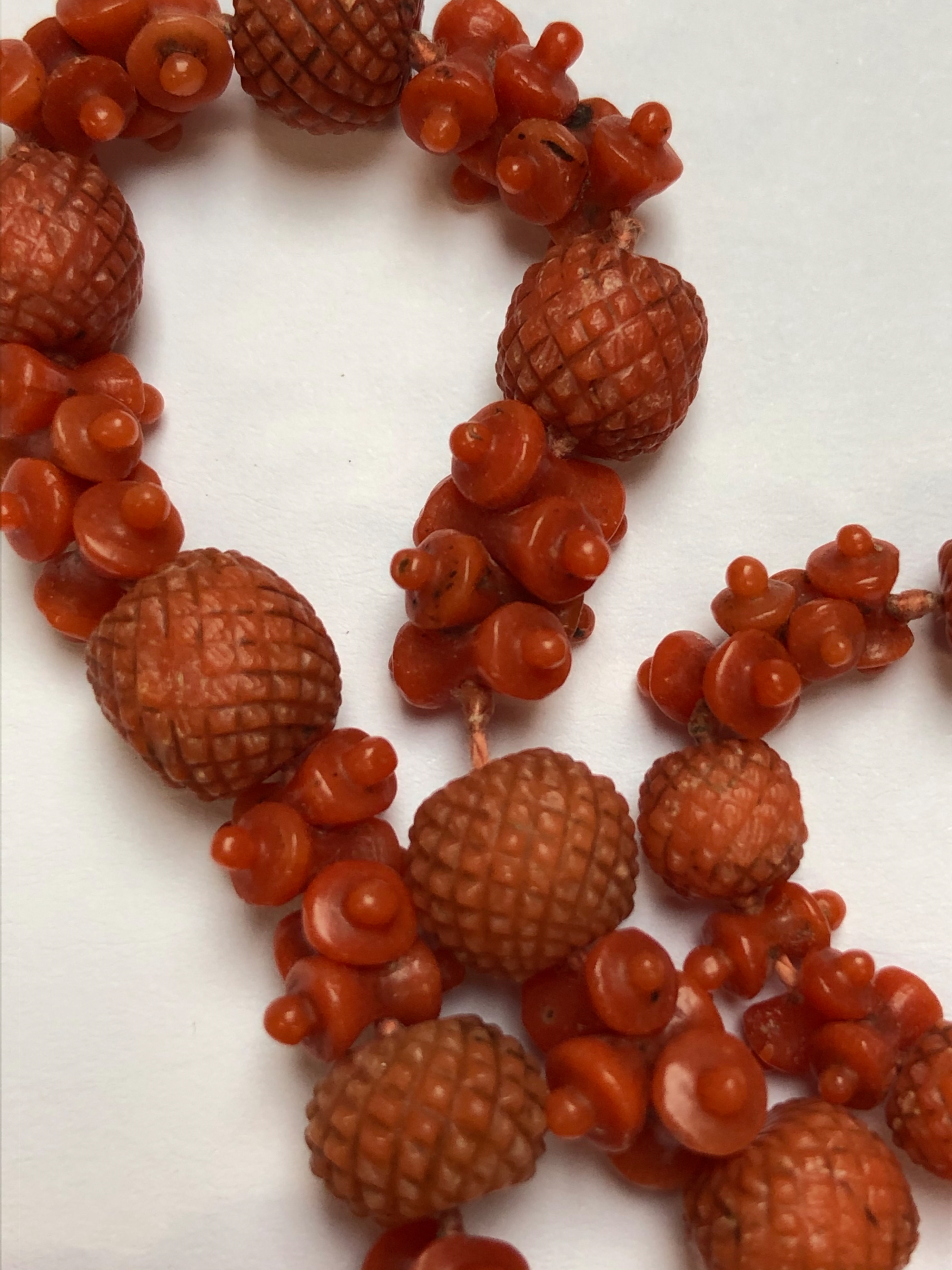 AN ANTIQUE CARVED RED CORAL ROPE OF BEADS AND SPACERS, COMPLETE WITH AN ENGRAVED BOX CLASP. APPROX - Image 19 of 31