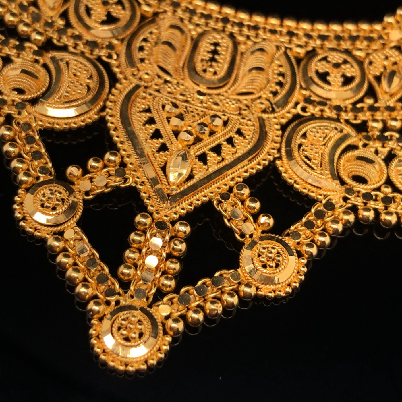 AN ARABIC 22ct FINE GOLD SUITE OF JEWELLERY COMPRISING OF A NECKLET, A PAIR OF SCREW BACK DROP - Image 9 of 13