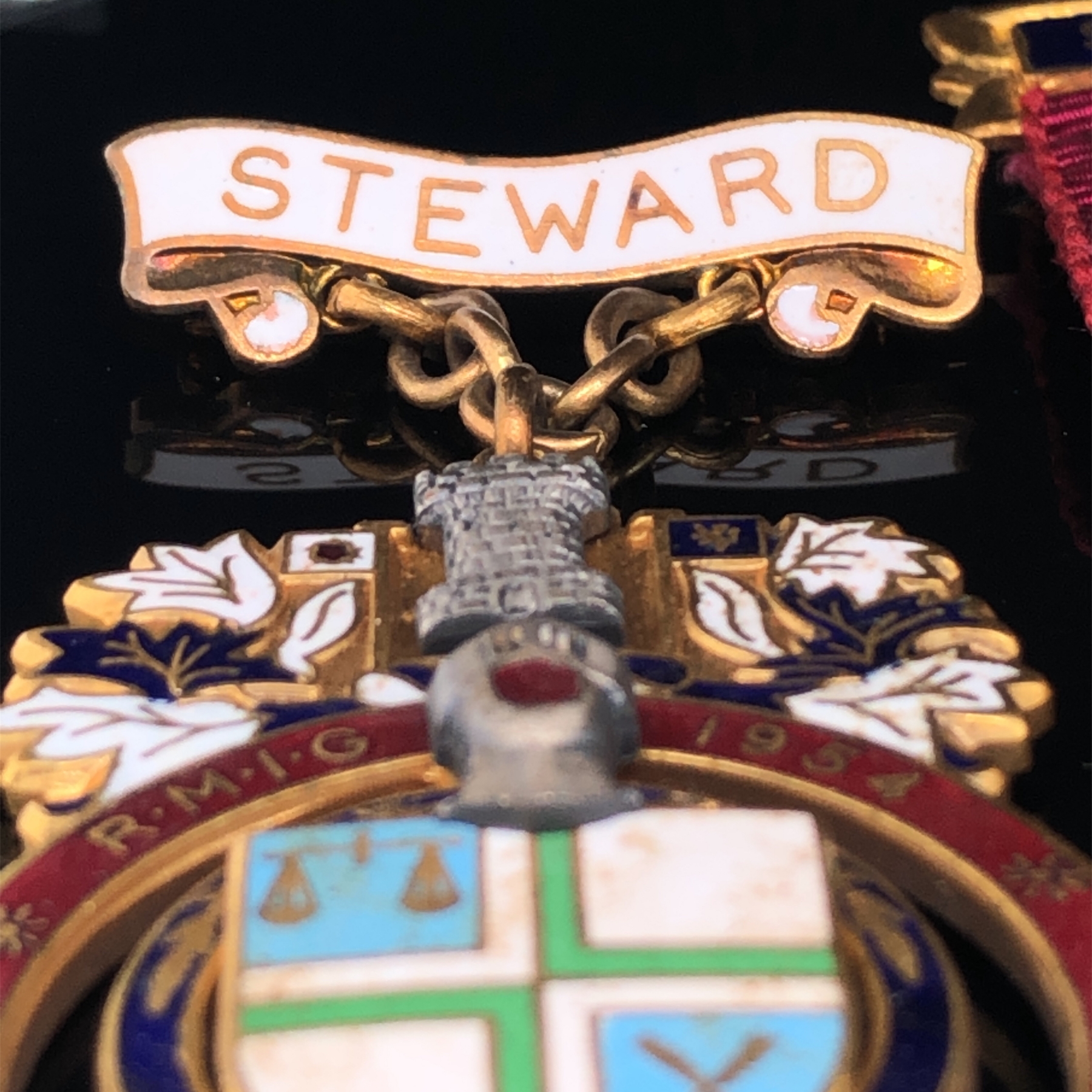 A HALLMARKED 9ct GOLD AND ENAMEL MAYORS MEDALLION, ENGRAVED WITH ENAMEL BANNERS 1951-54, AND FLOREAT - Image 6 of 11