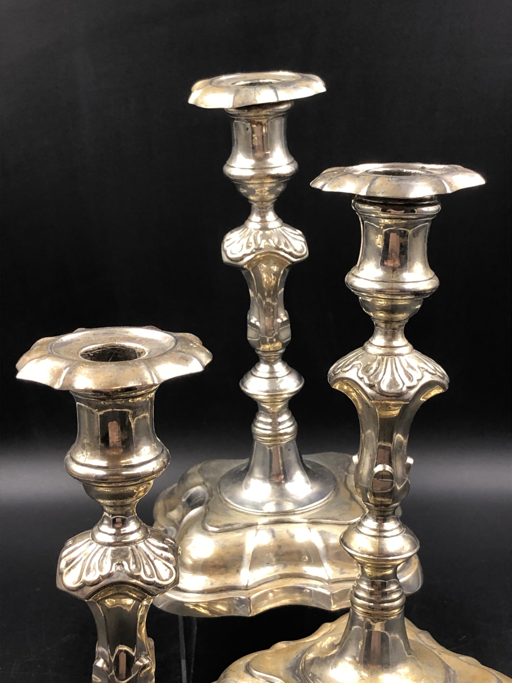 A MATCHED SET OF THREE CONTINENTAL SILVER CANDLESTICKS WITH REMOVABLE DRIP TRAYS, ON SHAPED SQUARE - Image 2 of 12