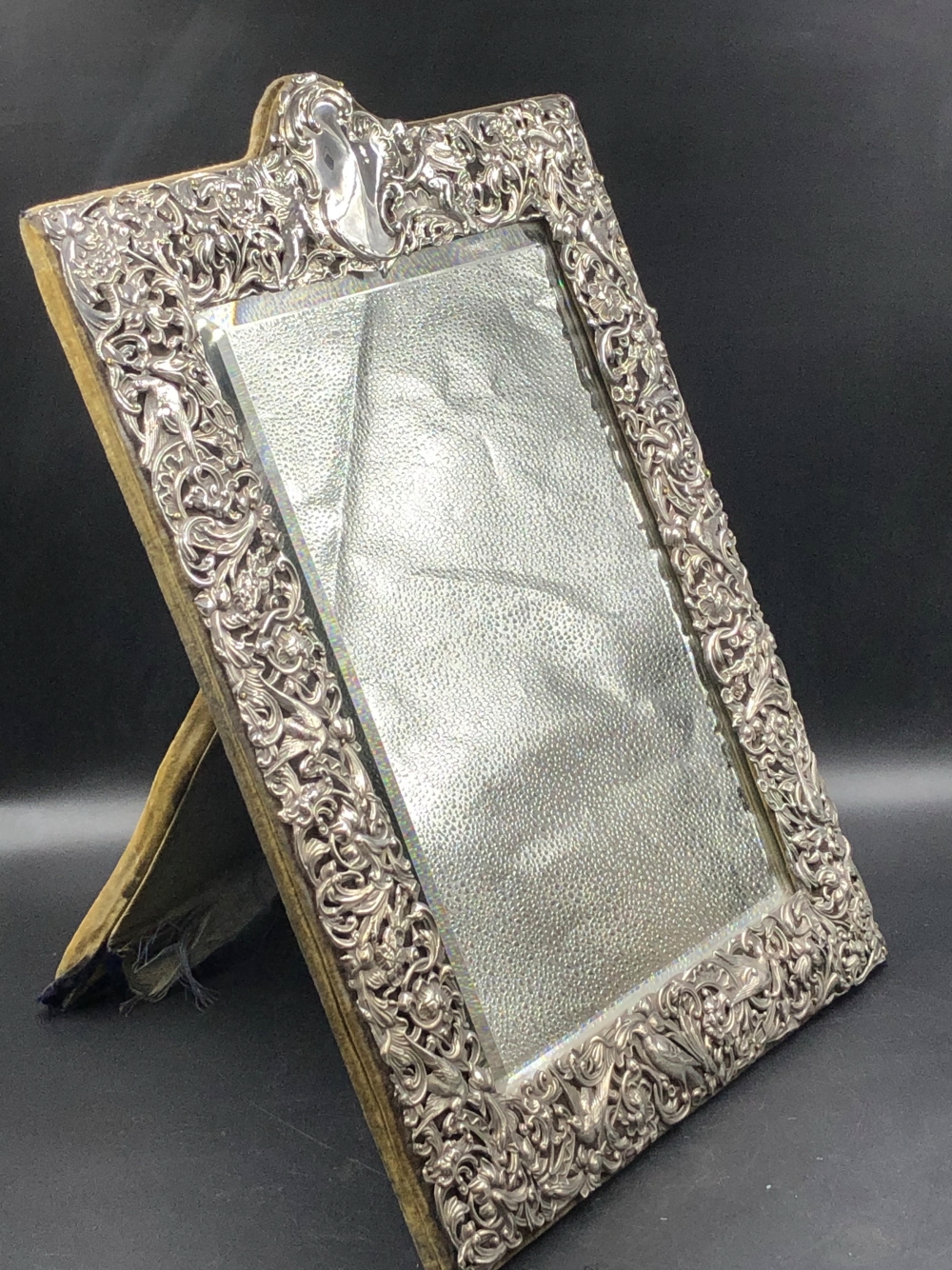 AN ANTIQUE VICTORIAN HALLMARKED SILVER FRONTED EASEL BACKED MIRROR WITH A CHASED AND PIERCED - Image 18 of 19
