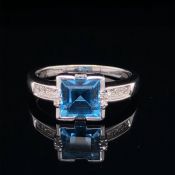 A 9ct WHITE GOLD BLUE TOPAZ AND DIAMOND SET DRESS RING,FINGER SIZE O 1/2,WEIGHT 4.2grms.