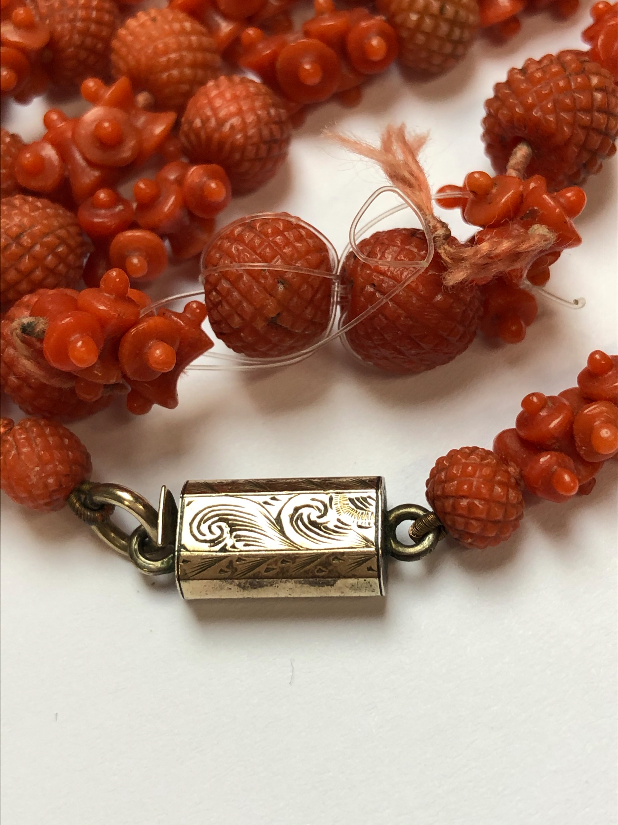 AN ANTIQUE CARVED RED CORAL ROPE OF BEADS AND SPACERS, COMPLETE WITH AN ENGRAVED BOX CLASP. APPROX - Image 15 of 31