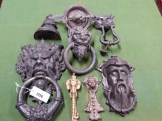 FOUR IRON AND TWO BRASS DOOR KNOCKERS TOGETHER WITH A RAMS HEAD MOUNT AND AN IRON DOOR STOP