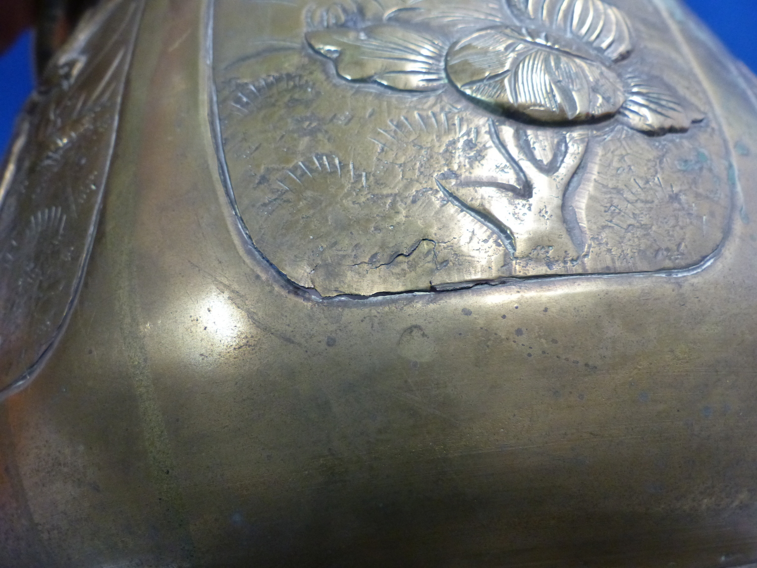 A 19th C. CHINESE BRONZE PLANTER CAST WITH THREE BIRD AND PLANT RESERVES EITHER SIDE OF THE ELEPHANT - Image 8 of 8