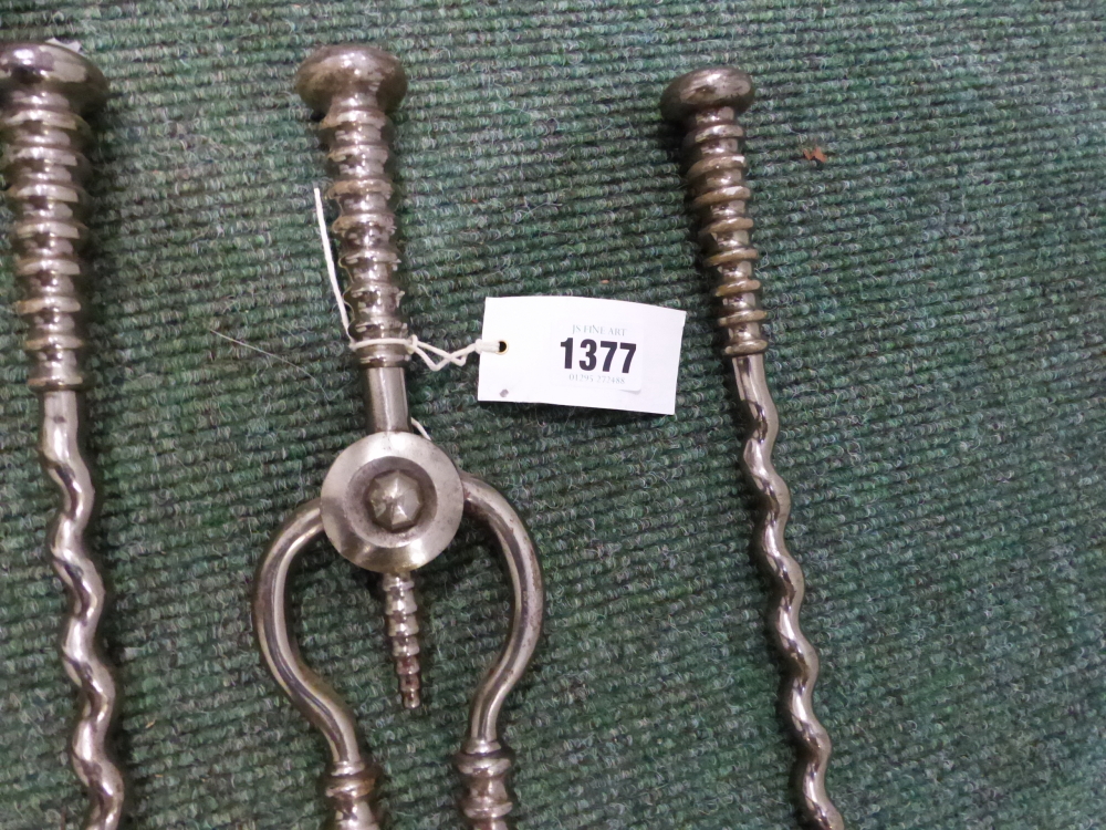 A SET OF THREE STEEL FIRE IRONS, THE SPIRAL TWIST LENGTHS TOPPED BY RING TURNED HANDLES - Image 7 of 9