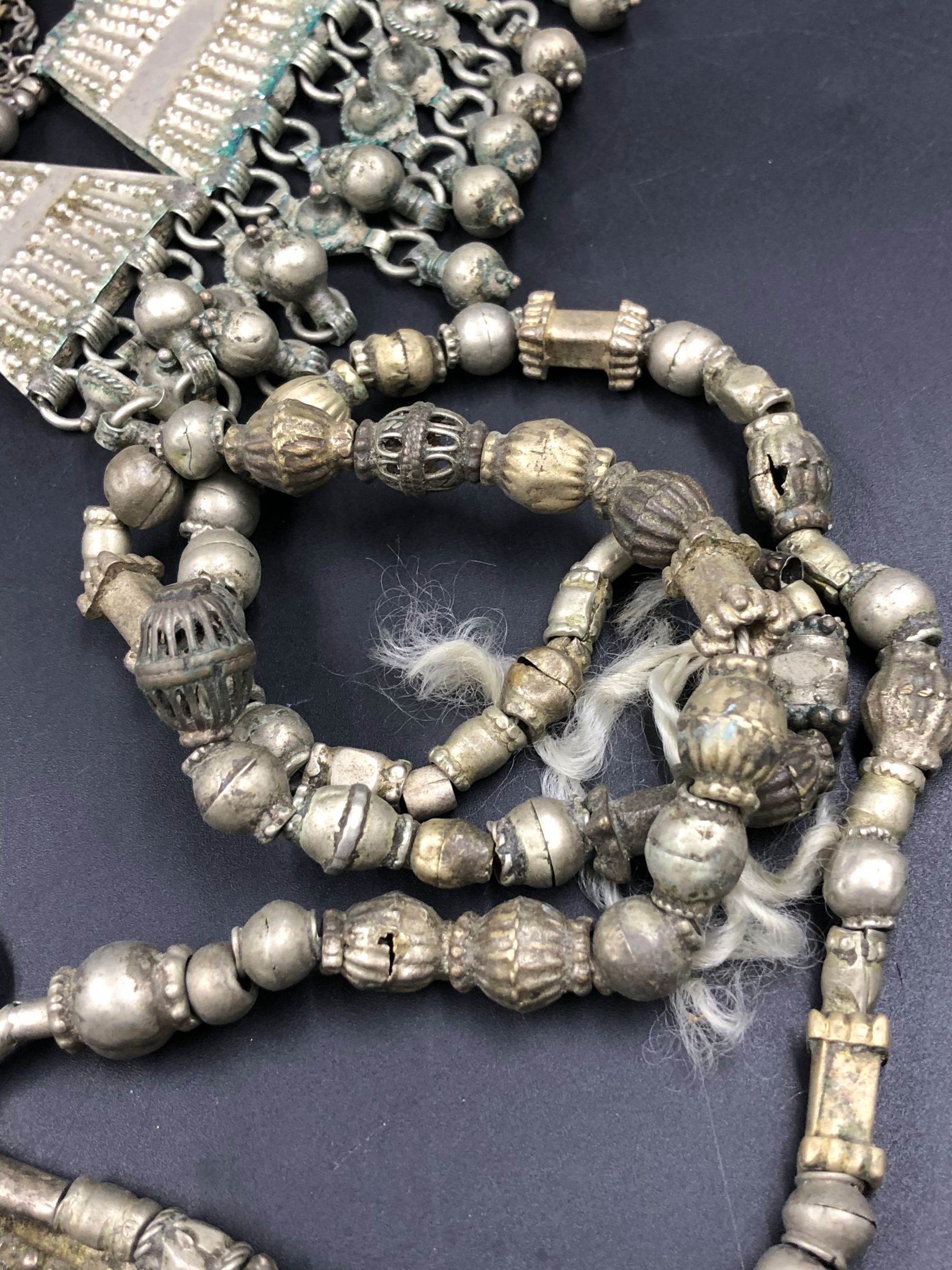 A QUANTITY OF VARIOUS VINTAGE TRIBAL NECKLACES AND ASSOCIATED PARTS INCLUDING STONE INSET AND - Image 4 of 13