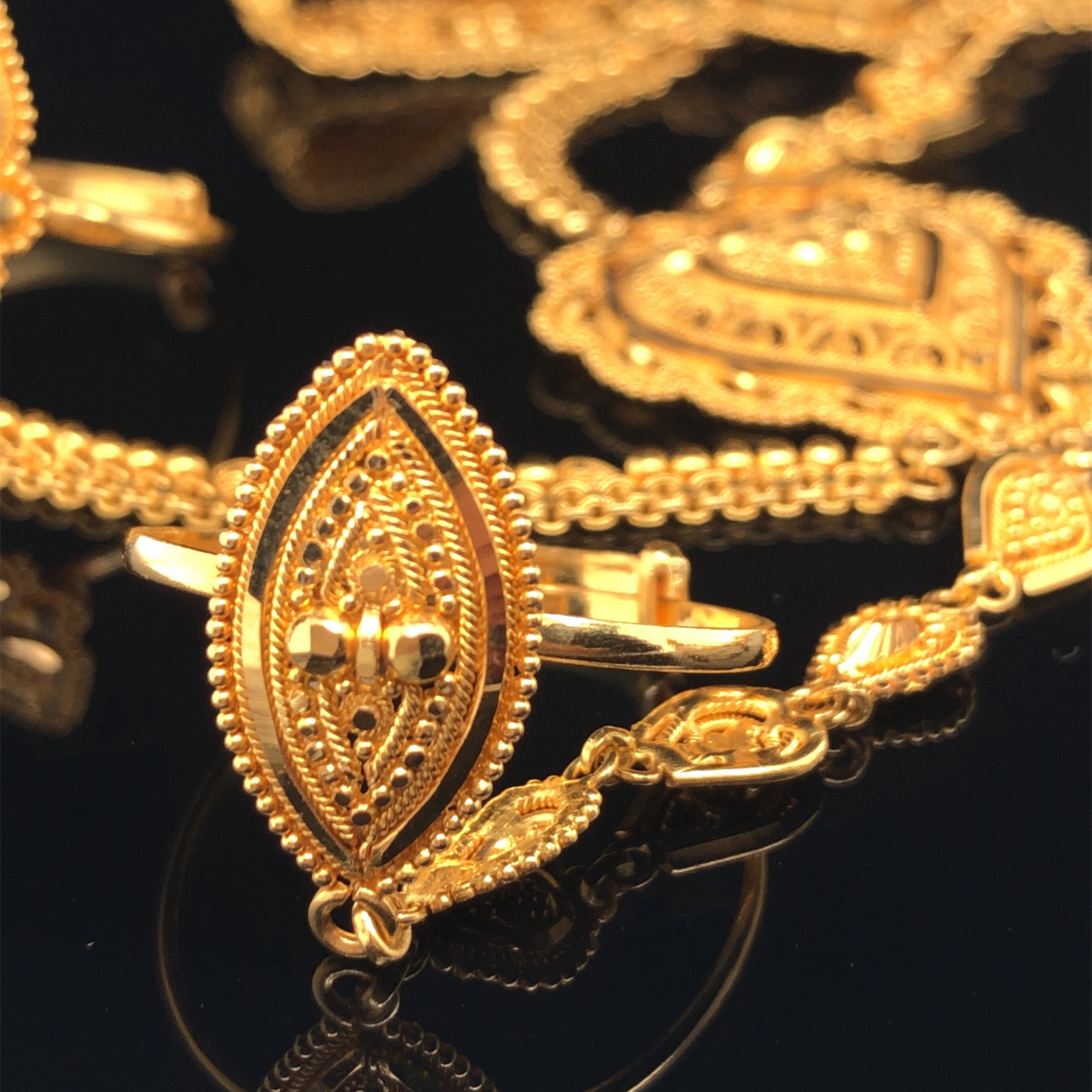 AN ARABIC 22ct FINE GOLD SUITE OF JEWELLERY COMPRISING OF A NECKLET, A PAIR OF SCREW BACK DROP - Image 4 of 13