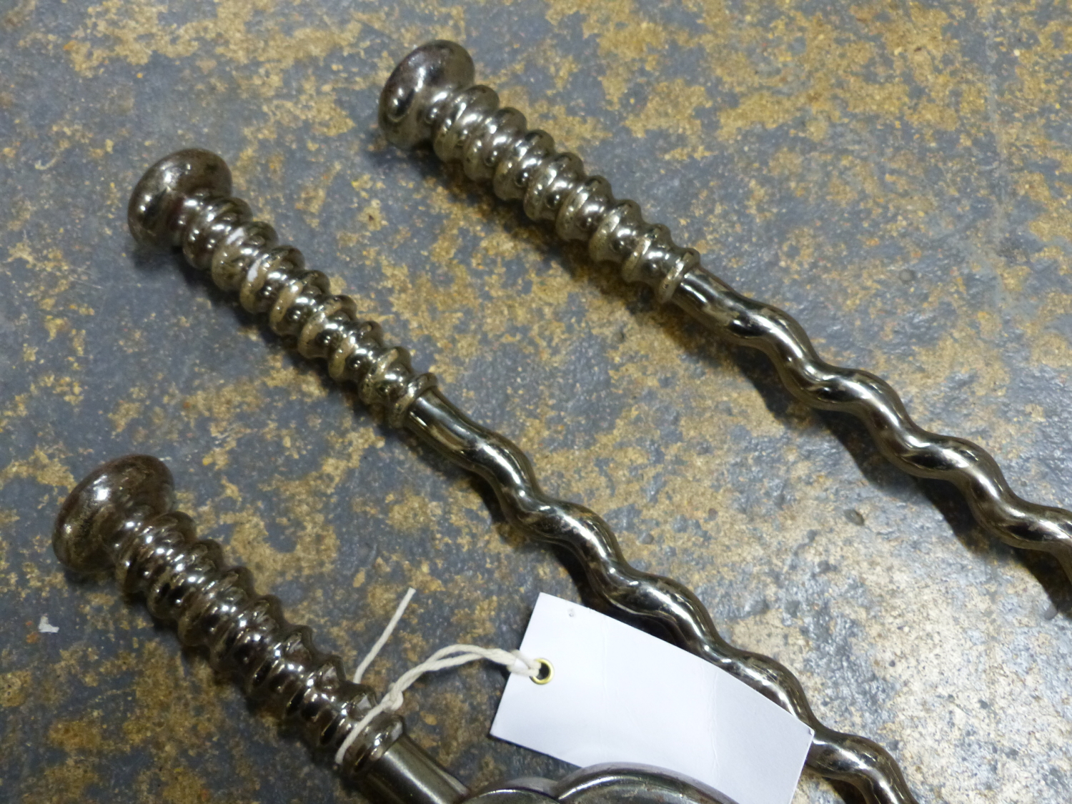 A SET OF THREE STEEL FIRE IRONS, THE SPIRAL TWIST LENGTHS TOPPED BY RING TURNED HANDLES - Image 3 of 9