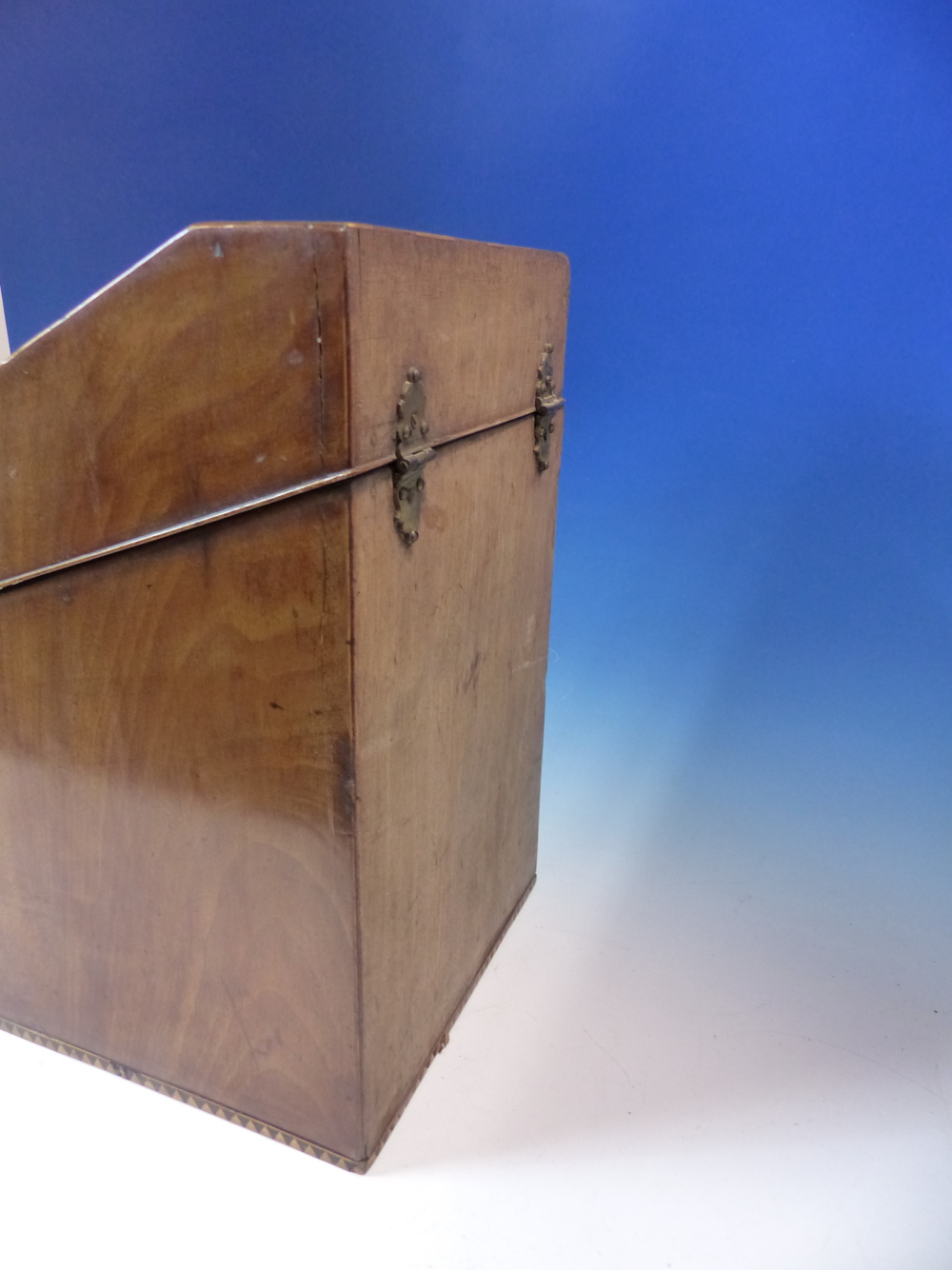 A GEORGE III MAHOGANY KNIFE BOX CONVERTED FOR STATIONERY, THE SLOPING LID CROSS BANDED IN - Image 8 of 8