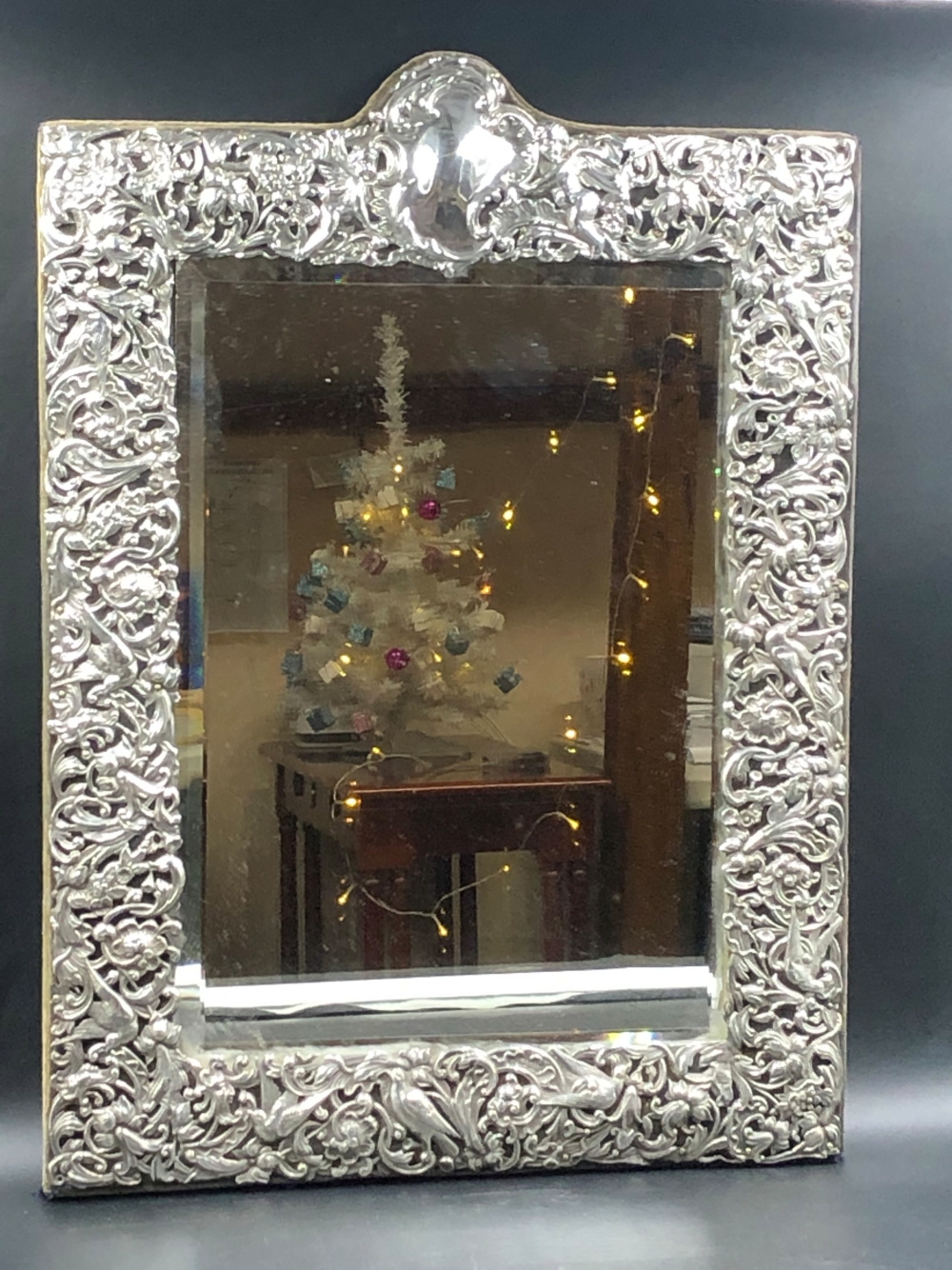 AN ANTIQUE VICTORIAN HALLMARKED SILVER FRONTED EASEL BACKED MIRROR WITH A CHASED AND PIERCED - Image 19 of 19