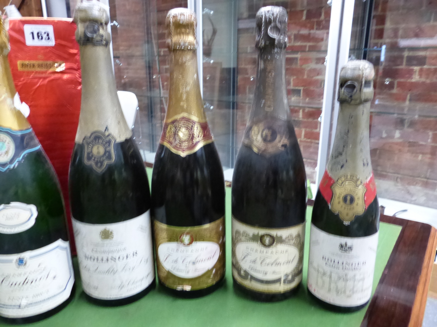 CHAMPAGNE, A 1959 BOTTLE OF MOET & CHANDON, A 1964 HALF BOTTLE OF BOLLINGER TOGETHER WITH SEVEN - Image 3 of 9