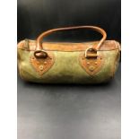 MULBERRY HANDBAG. A VINTAGE LEATHER KHAKI AND TAN SMALL SHOULDER BAG, WITH GOLD TONE HARDWEAR, AND