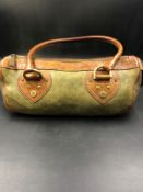 MULBERRY HANDBAG. A VINTAGE LEATHER KHAKI AND TAN SMALL SHOULDER BAG, WITH GOLD TONE HARDWEAR, AND