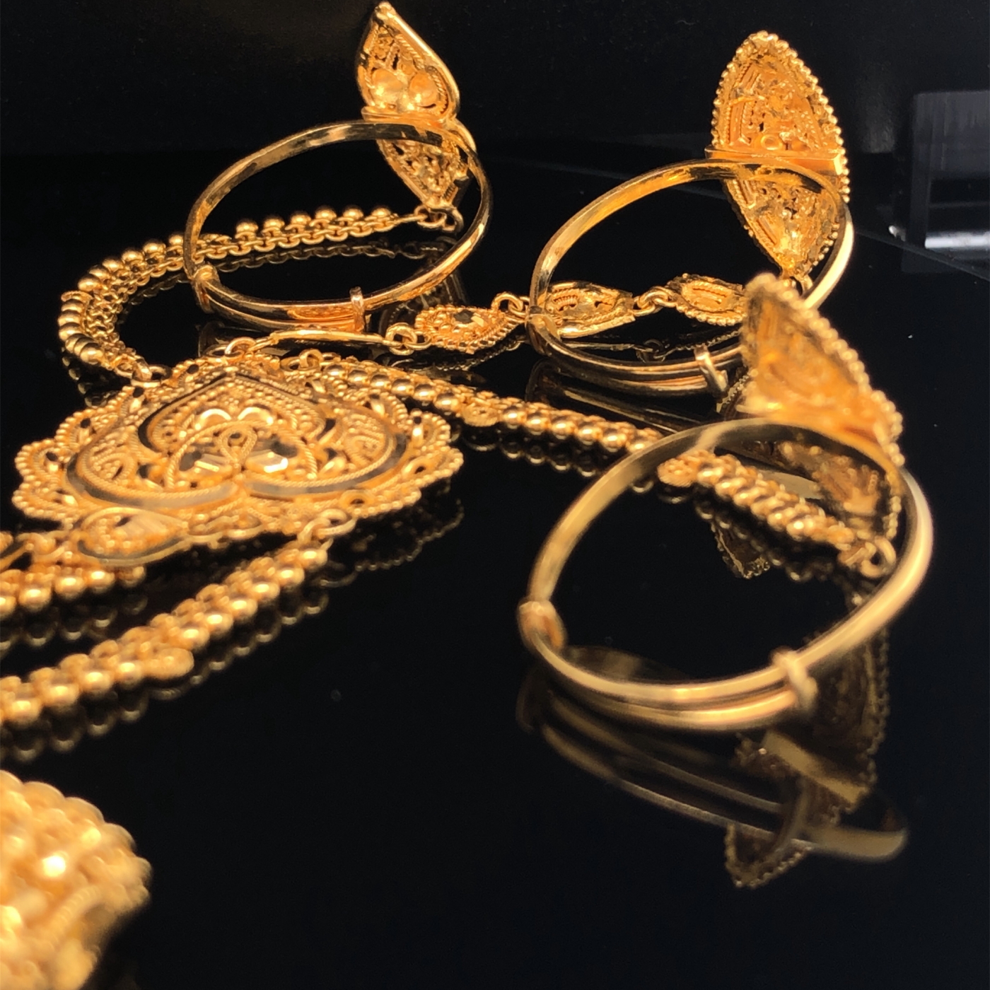 AN ARABIC 22ct FINE GOLD SUITE OF JEWELLERY COMPRISING OF A NECKLET, A PAIR OF SCREW BACK DROP - Image 8 of 13