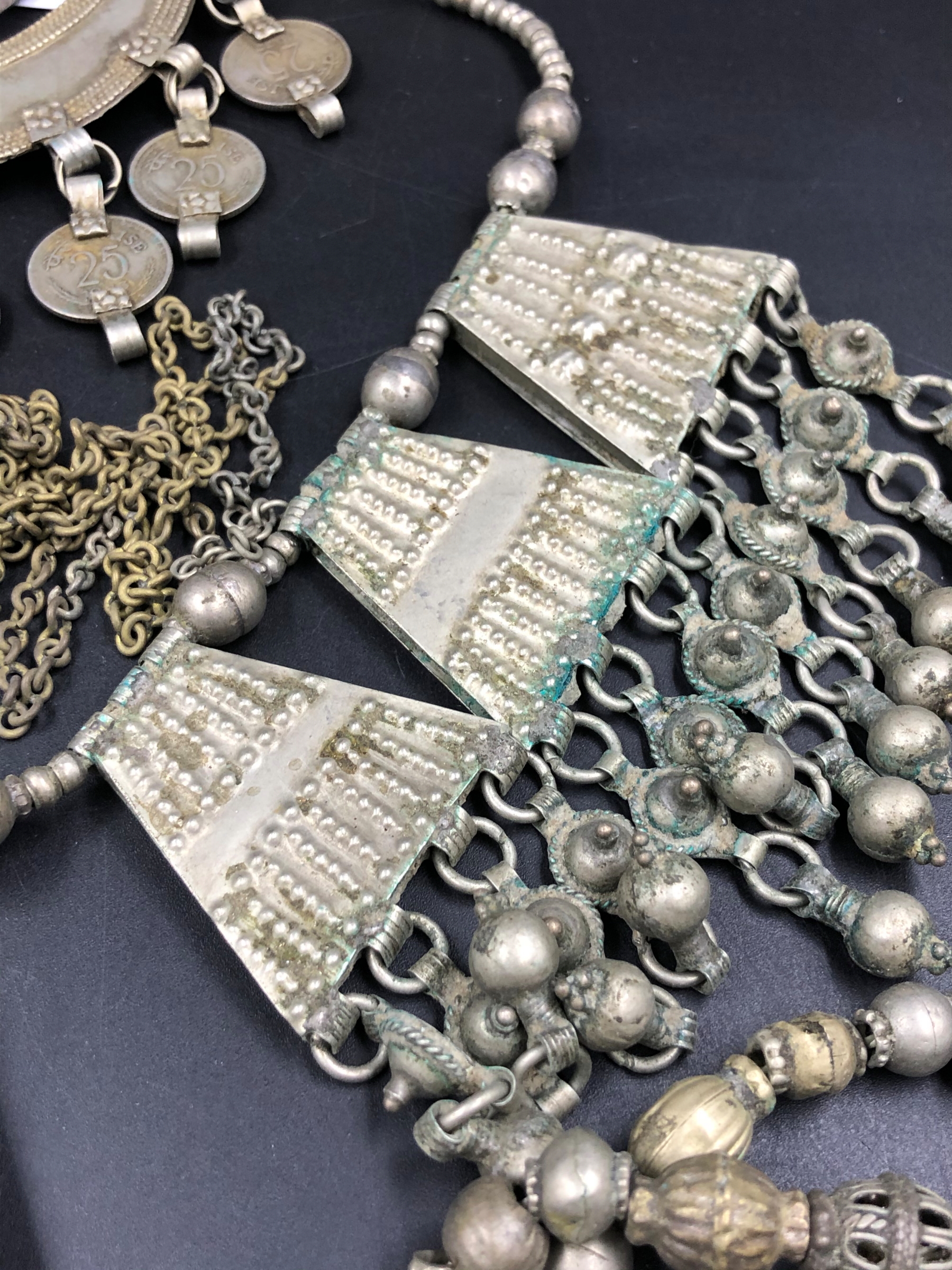 A QUANTITY OF VARIOUS VINTAGE TRIBAL NECKLACES AND ASSOCIATED PARTS INCLUDING STONE INSET AND - Image 7 of 13