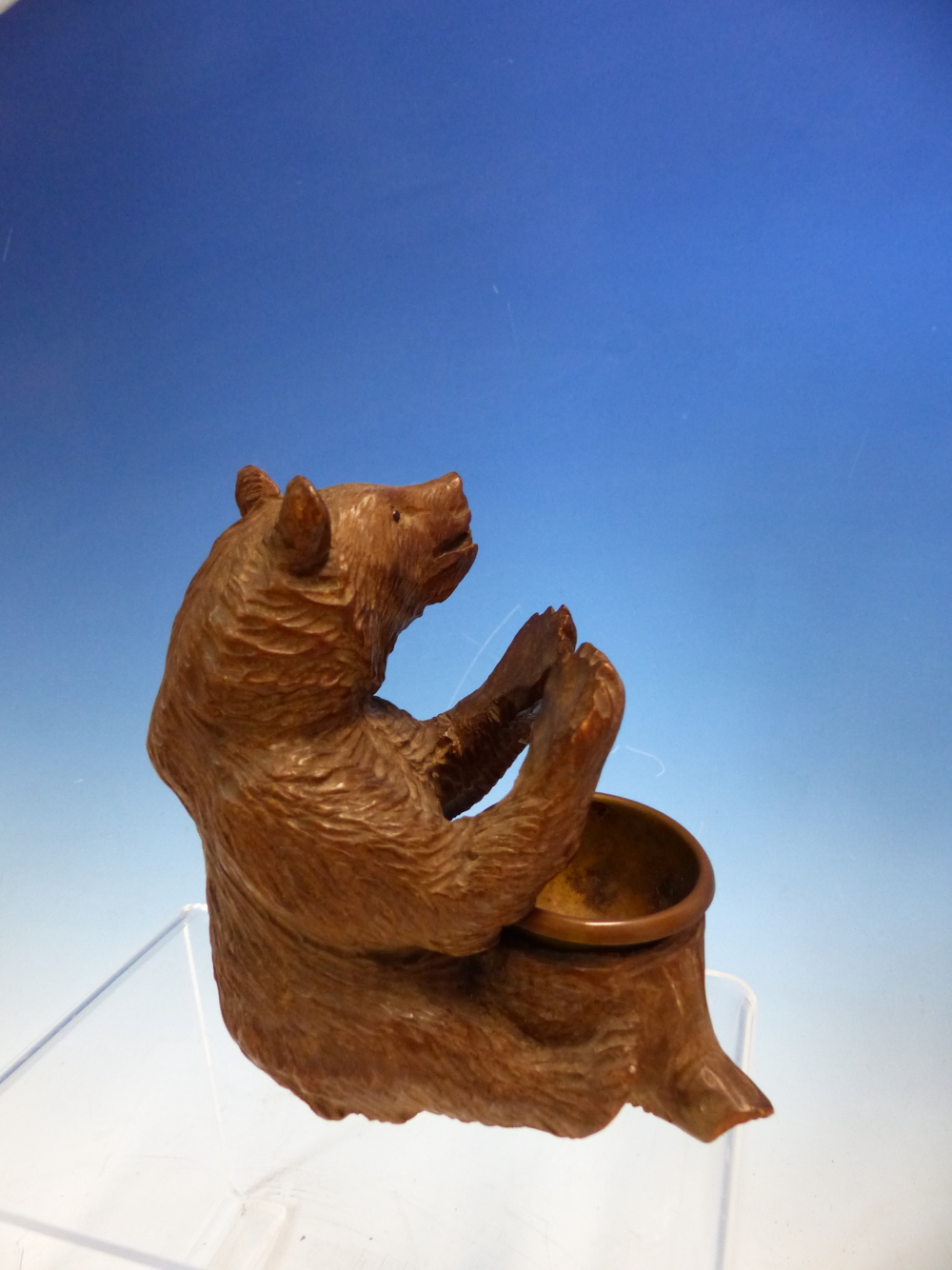 A BLACK FOREST BEAR SEATED OVER A BRASS TUB. H 12cms. TOGETHER WITH A GLASS TAZZA SUPPORTED BY A - Image 6 of 7