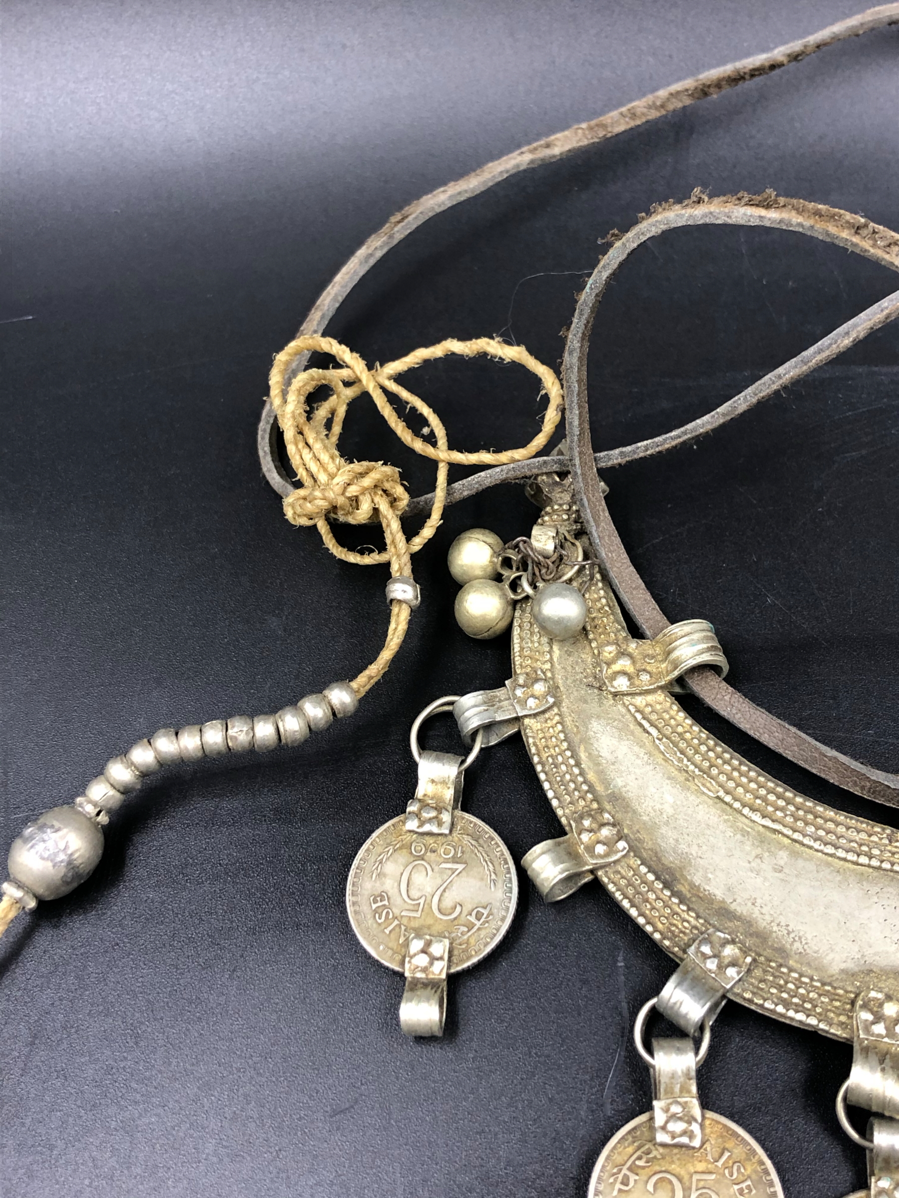 A QUANTITY OF VARIOUS VINTAGE TRIBAL NECKLACES AND ASSOCIATED PARTS INCLUDING STONE INSET AND - Image 9 of 13