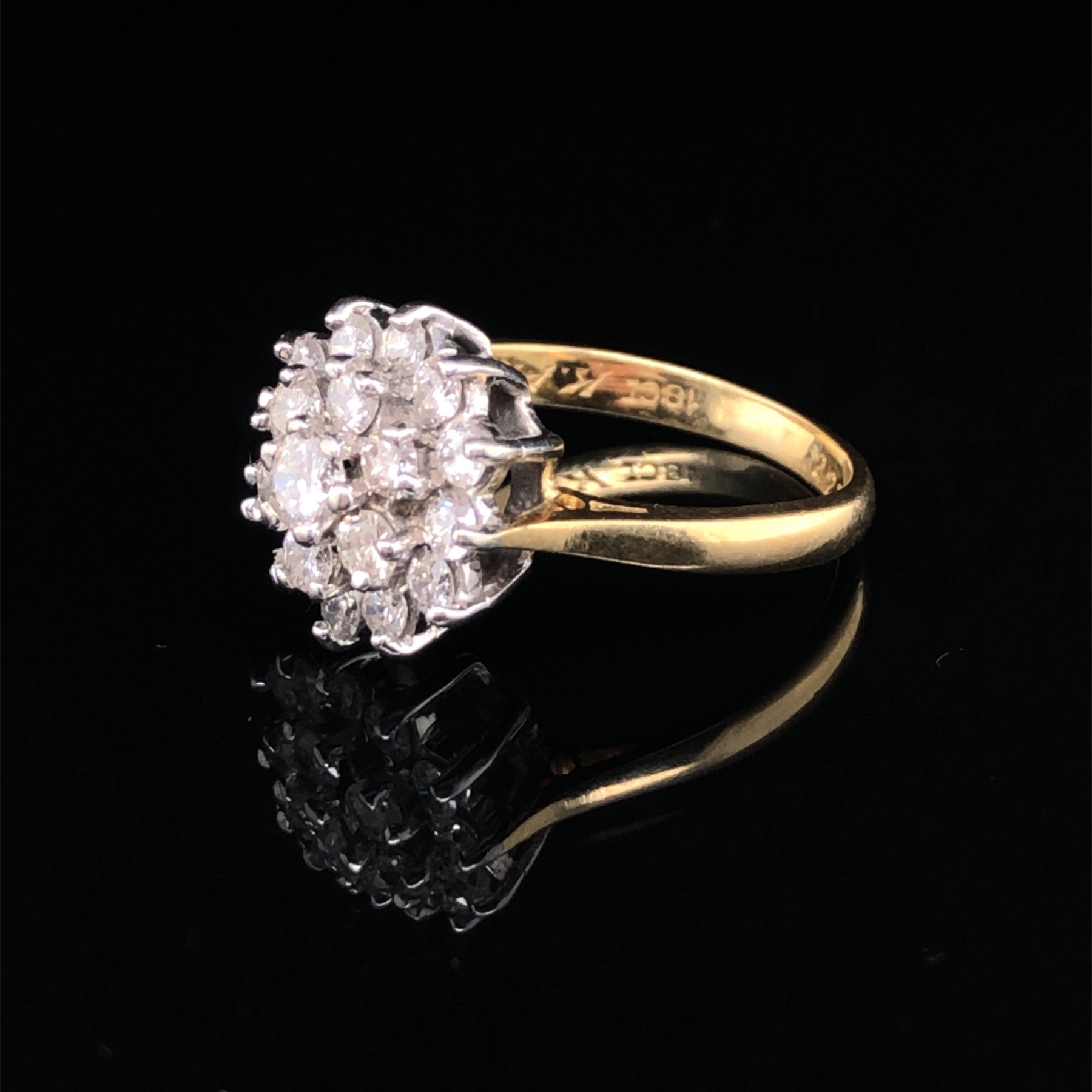 AN 18CT YELLOW GOLD AND TRIPLE TIER DIAMOND CLUSTER RING. SET WITH NINETEEN ROUND BRILLIANT CUT - Image 8 of 8