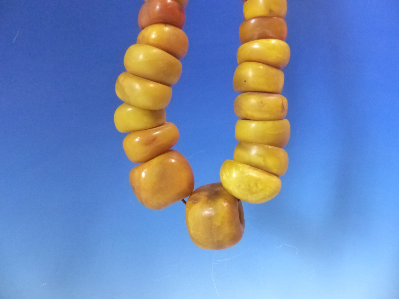 A CONTINUOUS STRING OF IRREGULAR GRADUATED ETHIOPIAN AMBER BEADS, PROBABLY FIRST HALF OF THE 20th C. - Image 2 of 8