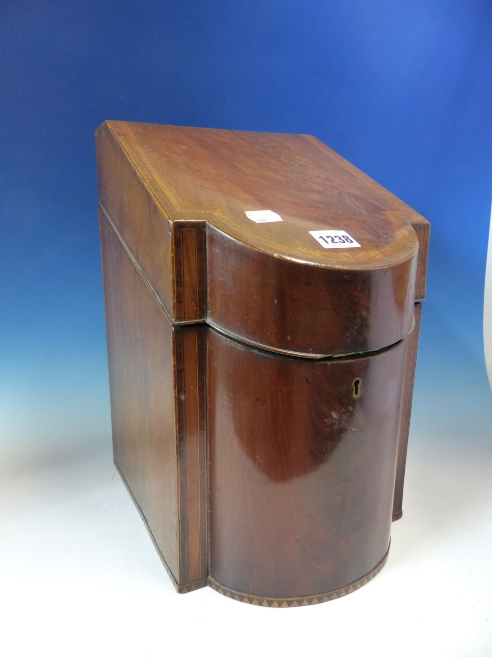 A GEORGE III MAHOGANY KNIFE BOX CONVERTED FOR STATIONERY, THE SLOPING LID CROSS BANDED IN - Image 3 of 8