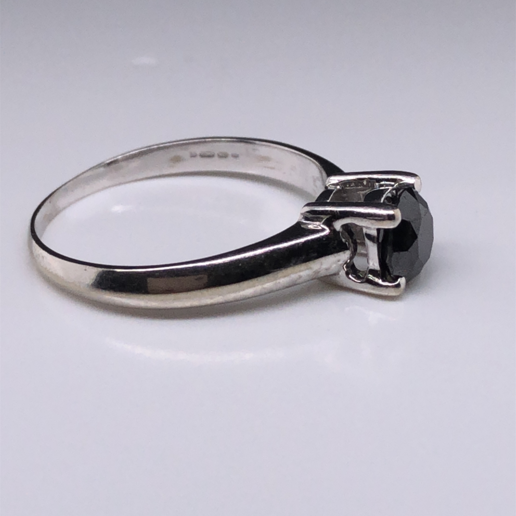 A 9ct WHITE GOLD AND BLACK DIAMOND SOLITAIRE RING. THE ROUND BRILLIANT CUT DIAMOND IN A FOUR CLAW - Image 3 of 3