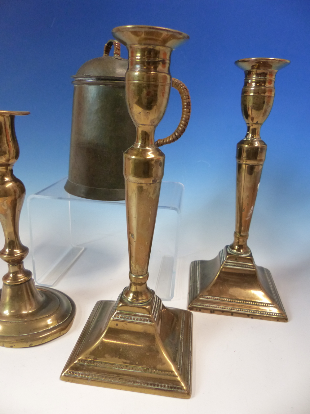 A KESWICK SCHOOL OF INDUSTRIAL ART COPPER COVERED PINT MUG, A PAIR OF BRASS SQUARE BASE - Image 4 of 8