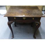 AN 18th C. OAK SIDE TABLE WITH SINGLE DRAWER, A WAVY APRON JOINING THE KNEES OF THE CABRIOLE LEGS ON