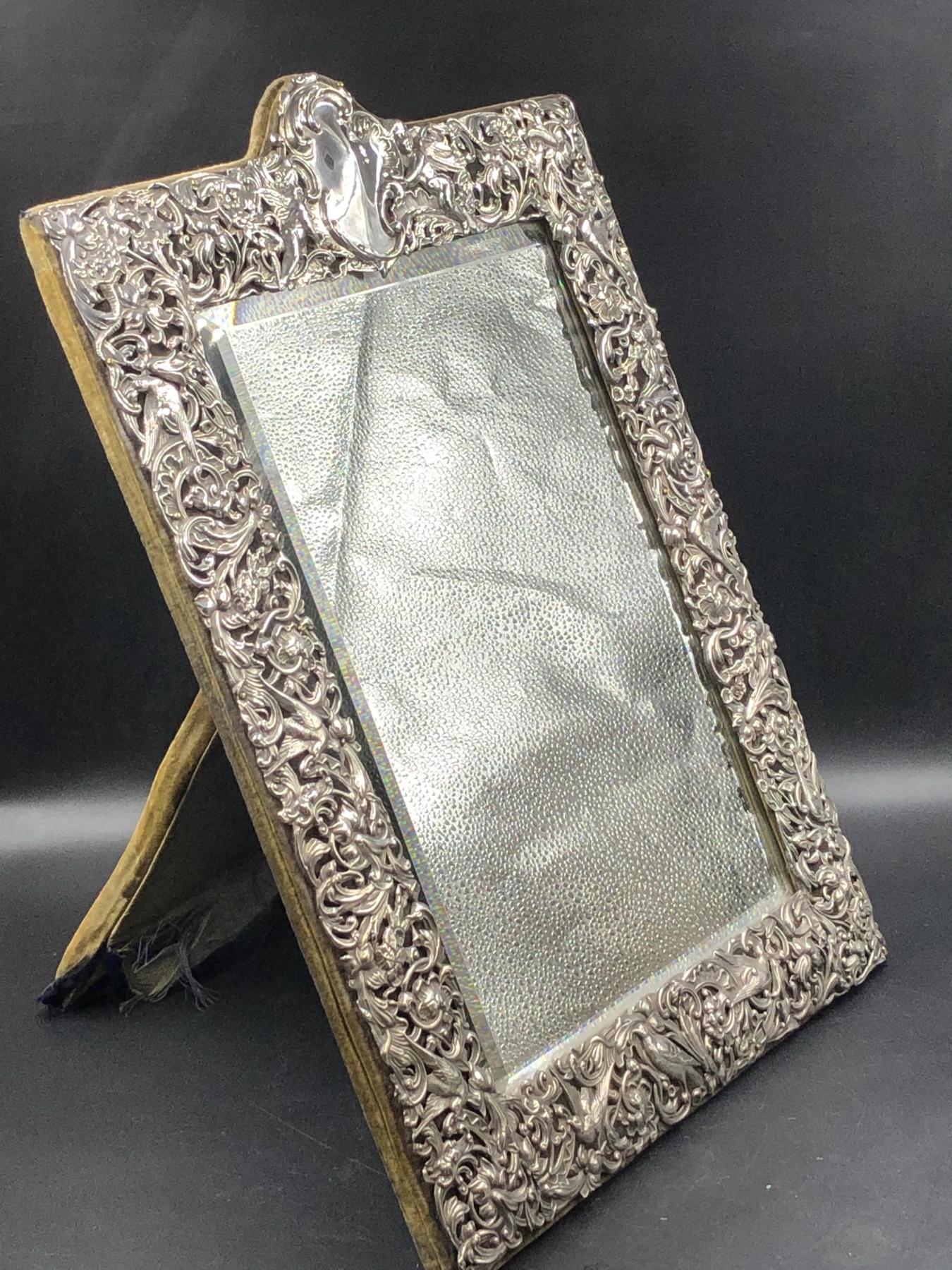 AN ANTIQUE VICTORIAN HALLMARKED SILVER FRONTED EASEL BACKED MIRROR WITH A CHASED AND PIERCED - Image 2 of 19