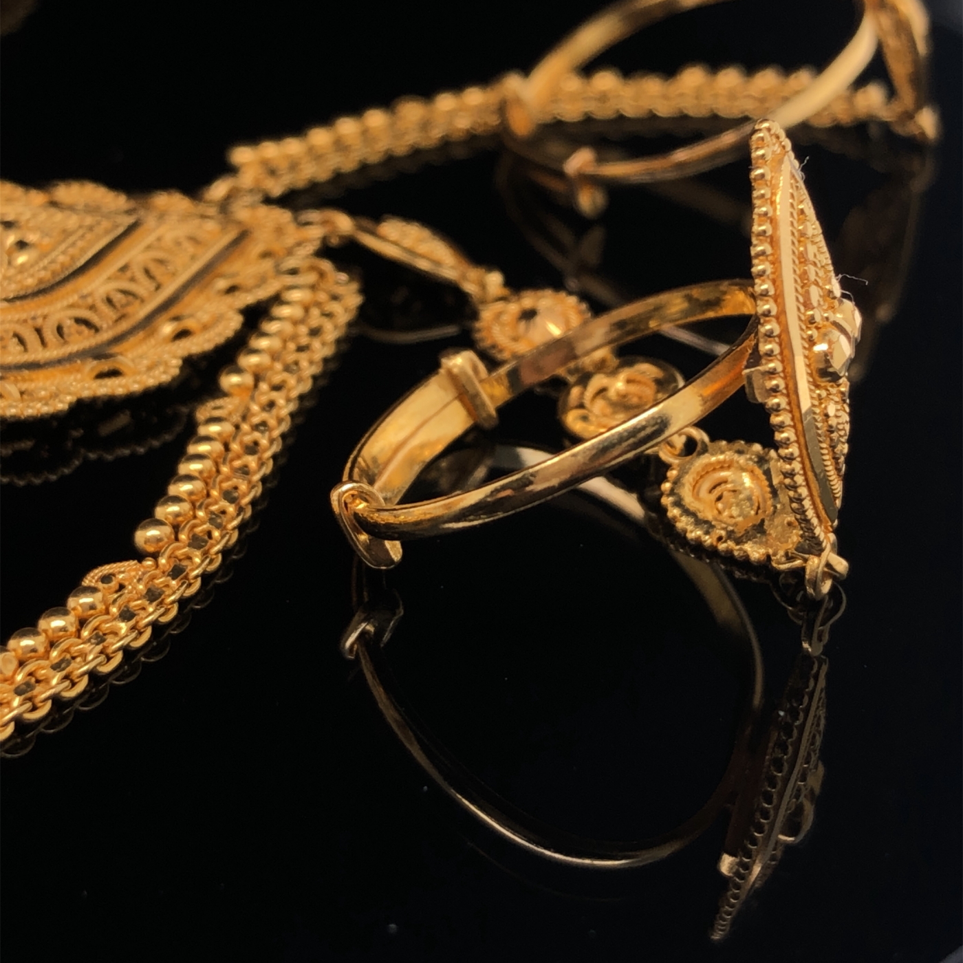 AN ARABIC 22ct FINE GOLD SUITE OF JEWELLERY COMPRISING OF A NECKLET, A PAIR OF SCREW BACK DROP - Image 6 of 13