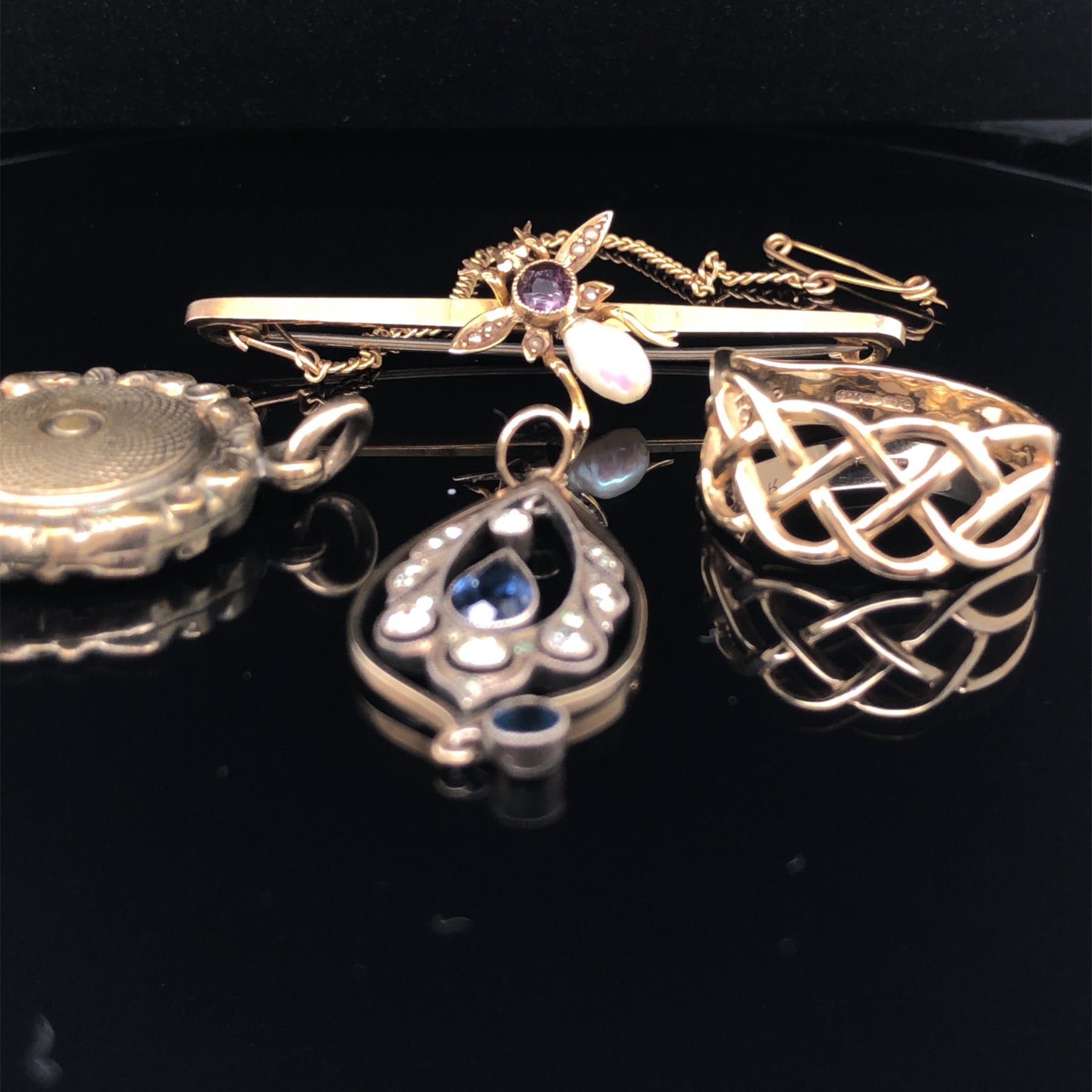 AN EDWARDIAN 9ct GOLD SEED PEARL AND AMETHYST INSECT BAR BROOCH, TOGETHER WITH AN EDWARDIAN 9ct GOLD - Image 3 of 6