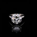 A 5.09ct ROUND BRILLIANT NATURAL DIAMOND SINGLE STONE CLAW SET PLATINUM RING. DIAMOND COLOUR K,