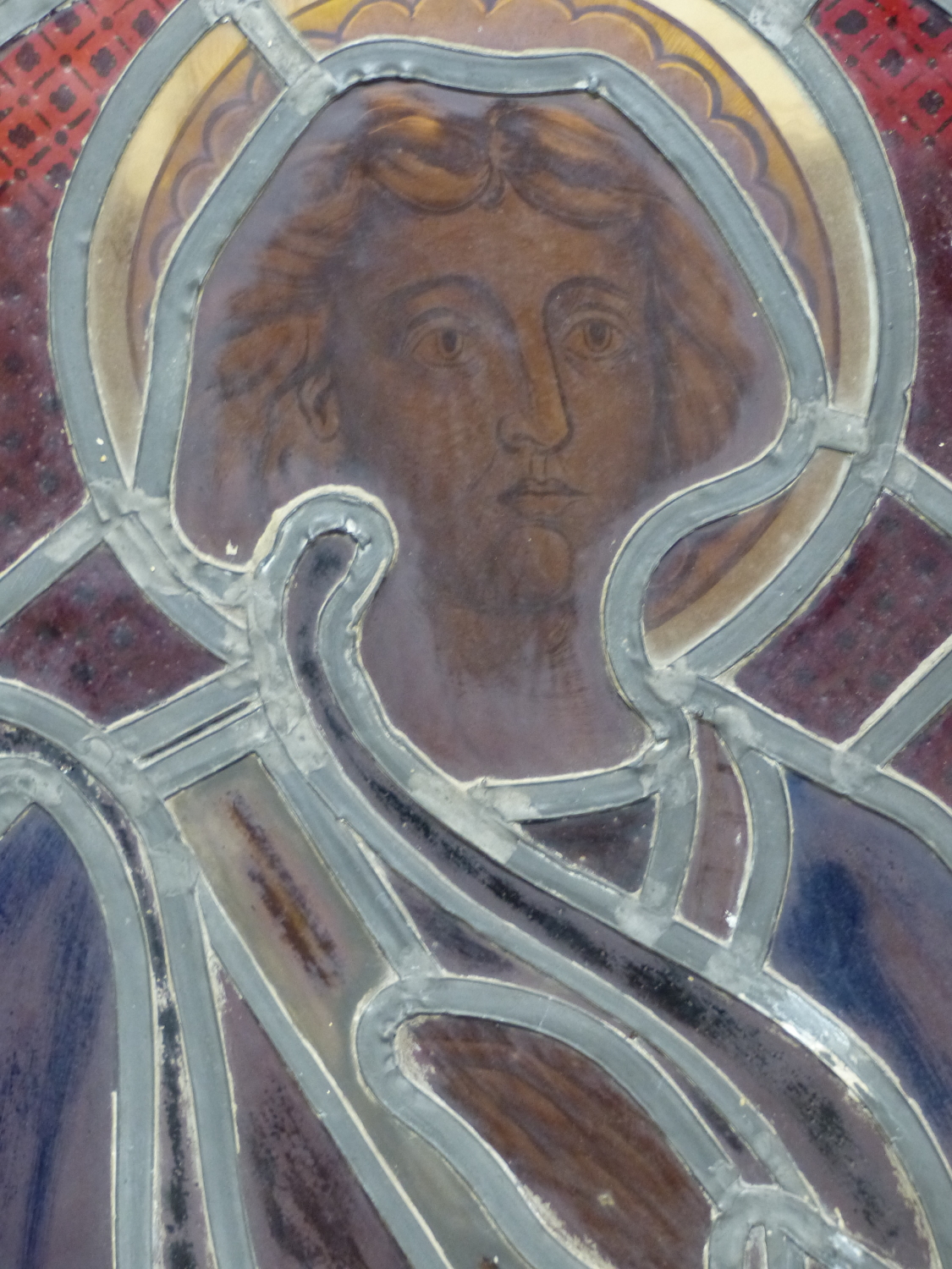 A VICTORIAN STAINED GLASS PANEL OF A SAINT STANDING IN A ROUND ARCHED NICHE, THE LEADED GLASS - Image 4 of 4