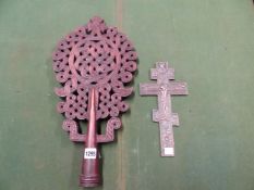 AN ETHIOPIAN COPTIC PIERCED AND CARVED WOODEN STAFF HEAD, THE NEVER ENDING KNOT SURMOUNTED BY A