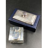 A GEORGIAN SILVER AND GLASS HALLMARKED INK WELL WITH SCREW DOWN HINGED COVER WITH CREST ENGRAVING,