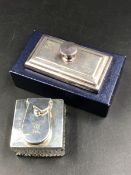 A GEORGIAN SILVER AND GLASS HALLMARKED INK WELL WITH SCREW DOWN HINGED COVER WITH CREST ENGRAVING,