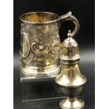 A GEORGIAN HALLMARKED SILVER TANKARD WITH REPOUSSE DECORATION, AND INITIAL ENGRAVING TO THE