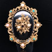 A VINTAGE 9ct GOLD ONYX, PEARL AND TURQUOISE PENDANT BROOCH, WITH AN CARVED FOLIATE BORDER.