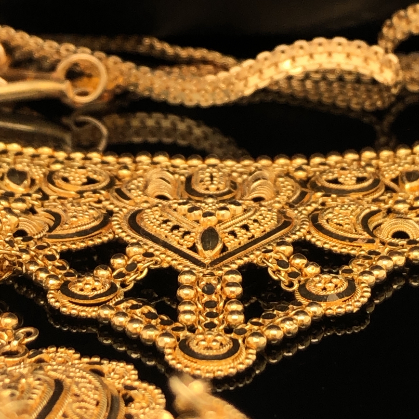 AN ARABIC 22ct FINE GOLD SUITE OF JEWELLERY COMPRISING OF A NECKLET, A PAIR OF SCREW BACK DROP - Image 11 of 13