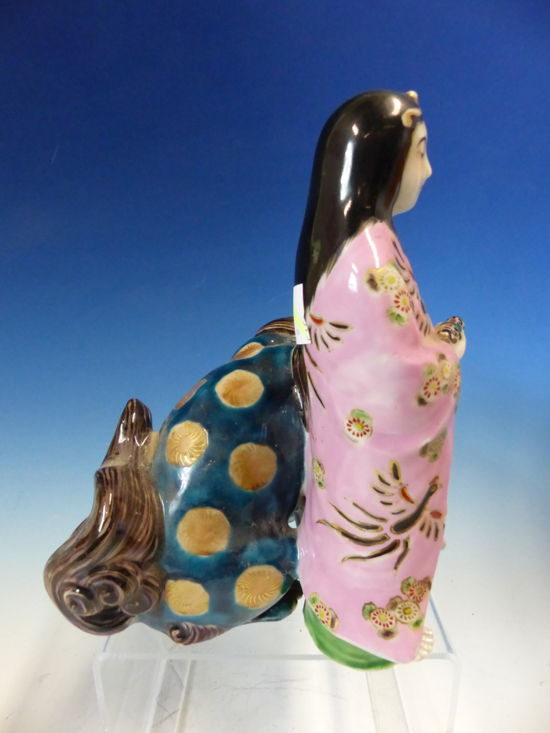 A JAPANESE PORCELAIN FIGURE OF KWANNON STANDING HOLDING A SCROLL, HER PINK ROBE CONTRASTING WITH THE - Image 3 of 5